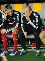 Fussball CHL  Saison 2011/2012:  Nils Petersen, Arjen Robben (v. li., FC Bayern Muenchen) auf der Ersatzbank