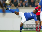 Fussball Bundesliga: Schalke, Mpenza Einzelaktion