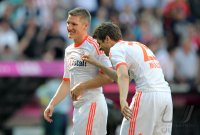 Fussball 1. Bundesliga, Saison 2011/2012: Thomas Mueller (li, ) mit Bastian Schweinsteiger (FC Bayern Muenchen)