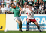 Fussball 1. Bundesliga: Bremen - Hamburg, Zweikampf