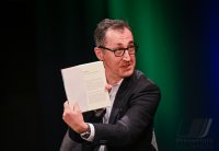 Moderiert von Minister Cem Oezdemir