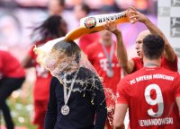 Fussball 1. Bundesliga Saison 18/19: Meister FC Bayern Muenchen / Bierdusche