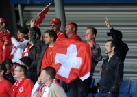 Fussball U21-Europameisterschaft 2011:  Schweiz Fans mit Fahnen auf der Tribuene