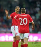FUSSBALL INTERNATIONAL: Rio FERDINAND, Steven GERRARD (v.li., England)