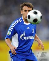 FUSSBALL DFB-Pokal: FC Schalke 04, RAFINHA Einzelaktion