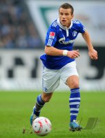 Fussball: 1. Bundesliga Saison 2010/2011: FC Schalke 04, SCHMITZ Einzelaktion