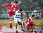 Fussball 2. Bundesliga: Duisburg - Koeln, Zweikampf