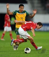 FUSSBALL NATIONALMANNSCHAFT: Tim CAHILL (li, Australien) gegen Stephan LICHTSTEINER (re, Schweiz)