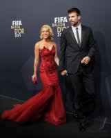 Fussball International  FIFA Ballon d Or 2011: Gerard Pique (re, Barca) und Freundin  Shakira (Kolumbien)