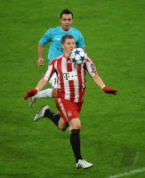 Fussball Champions League  Saison 2010/2011: Bastian Schweinsteiger (FC Bayern Muenchen) gegen Roberto De Zerbi (HINTEN, CFR 1907 Cluj)