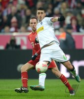 Fussball 1. Bundesliga, Saison 2012/2013: Franck Ribery (li, FC Bayern Muenchen) gegen Tolga Cigerci (Borussia Moenchengladbach)