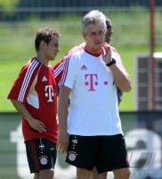 Fussball 1. Bundesliga: Rafinha,  Trainer Jupp Heynckes  (v. li., FC Bayern Muenchen)