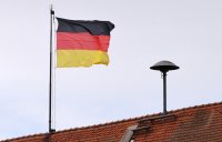 Schmuckbild: Tag der Deutschen Einheit, die Deutsche Nationalfahne weht auf dem Hirrlinger Schloss