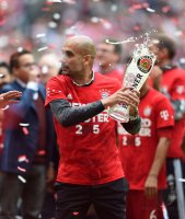 Fussball, 1. Bundesliga  Saison 13/14: Jubel FC Bayern Muenchen mit Schale
