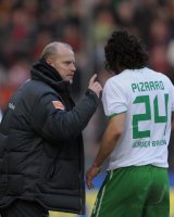 Fussball 1. Bundesliga  Saison 2010/2011: Trainer Schaaf und Pizarro (SV Werder Bremen)