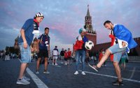 FUSSBALL WM 2018: Schmuckbild, franzoesische Fans spielen Fussball auf dem Roten Platz