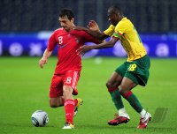 Fussball International Testspiel: Alan Dzagoev (li, Russland) gegen Eyong Enoh (re, Kamerun)