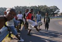 FUSSBALL WM 2010  Kinder spielen Fussball im Township