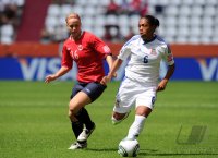 FIFA Frauen-Weltmeisterschaft 2011: Elise THORSNES (li, Norwegen) gegen VANIA CRISTINA MARTINS (re, Aequatorial Guinea)