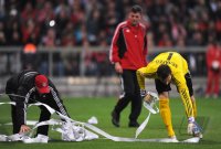 Fussball 1. Bundesliga : Torwart Raphael Schaefer (1 FC Nuernberg) muss die Papierrollen aus dem Strafraum entfernen welche die Bayern Fans geworfen haben