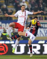 FUSSBALL SERIE A:  Zlatan Ibrahimovic (li, AC Mailand) gegen Archimede Morleo (FC Bologna)