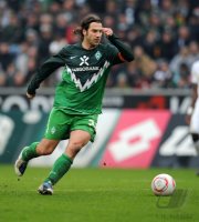 Fussball: 1. Bundesliga Saison 2010/2011: Bremen, FRINGS am Ball