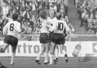 Fussball Deutschland-Italien: Rummenigge wird umjubelt.