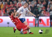 Fussball International EM 2012-Qualifikation:  Stephan LICHTSTEINER (li, Schweiz) gegen Wayne ROONEY (re, England)