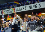 Fussball - EM-Qualifikation: Deutschland - Island, Jubelnde Fans