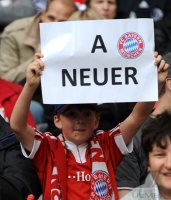 Fussball 1. Bundesliga : BAYERN FANS MIT einem Banner, A NEUER , Torwart Manuel Neuer (FC Schalke 04)
