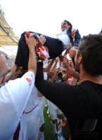 Fussball 1. Bundesliga : JUBEL nach dem Sieg (Mitte) Trainer Bruno Labbadia wird hochgeworfen