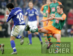 Fussball DFB Pokal: Schalke - Bremen, Zweikampf