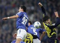 Fussball Champions League: Schalke - Istanbul, Zweikampf