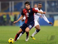 FUSSBALL SERIE A: Samuel Eto'o , Eto  (re, Inter) gegen Ranocchia Andrea (li, Genua)