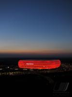 Fussball 1. Bundesliga: ALLIANZ ARENA, Aussenansicht mit Roter Beleuchtung
