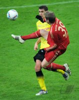 Fussball 1. Bundesliga, Saison 2011/2012: Toni Kroos (re,  FC Bayern Muenchen) gegen Sebastian Kehl (Borussia Dortmund)