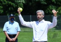 Softball 1. Bundesliga 2021: First Pitch Oberbuergermeister Boris Palmer (Die Gruenen)