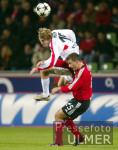 Fussball DFB-Pokal: Leverkusen - Stuttgart, Zweikampf