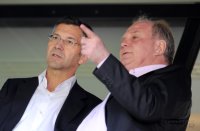 Fussball 1. Bundesliga : Vorstandsvorsitzender adidas AG Herbert Hainer, FCB Praesident Uli Hoeness (v.li.)