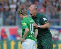 FUSSBALL  DFB Pokal 1. Hauptrunde 2011: Trainer Thomas Schaaf (SV Werder Bremen)  und Mehmet Ekici (SV Werder Bremen)