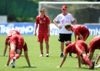 Fussball 1. Bundesliga Saison   2011/2012 : Philipp Lahm , Trainer Jupp Heynckes  (v. li., FC Bayern Muenchen)