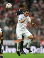 FUSSBALL Testspiel : Holger Badstuber (li, FC Bayern Muenchen) gegen GONZALO HIGUAIN (re, Real Madrid)