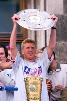 Fussball: Stefan Effenberg jubelt mit der Meisterschale