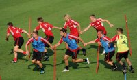 Fussball 1. Bundesliga Saison   2011/2012 : (v. li. hinten) Anatoliy Tymoshchuk, Bastian Schweinsteiger (v. li., unten) Toni Kroos , Daniel van Buyten , Rouven Sattelmaier , Nils Petersen (FC Bayern Muenchen)