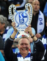 Fussball CHL  Saison 2010/2011:  FC Schalke 04 Fan mit em Pokal