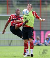 Fussball 1. Bundesliga: Jerome Boateng gegen Bastian Schweinsteiger (v. li., FC Bayern Muenchen)