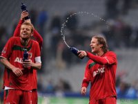 2. Fussball Bundesliga:  Uwe Moehrle wird von Marcel de Jong (FC Augsburg) mit der Wasserflasche nass gespritzt