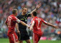 Fussball 1. Bundesliga :  Bastian Schweinsteiger mit Franck Ribery (v.li., FC Bayern Muenchen) und Schiri Peter Gagelmann