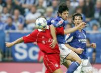 Fussball 1. Bundesliga: Schalke - Bayern, Zweikampf
