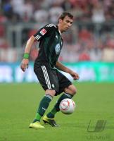 Fussball 1. Bundesliga Saison 2010/2011: Mario Mandzukic (VfL Wolfsburg) Thorsten Kinhoefer